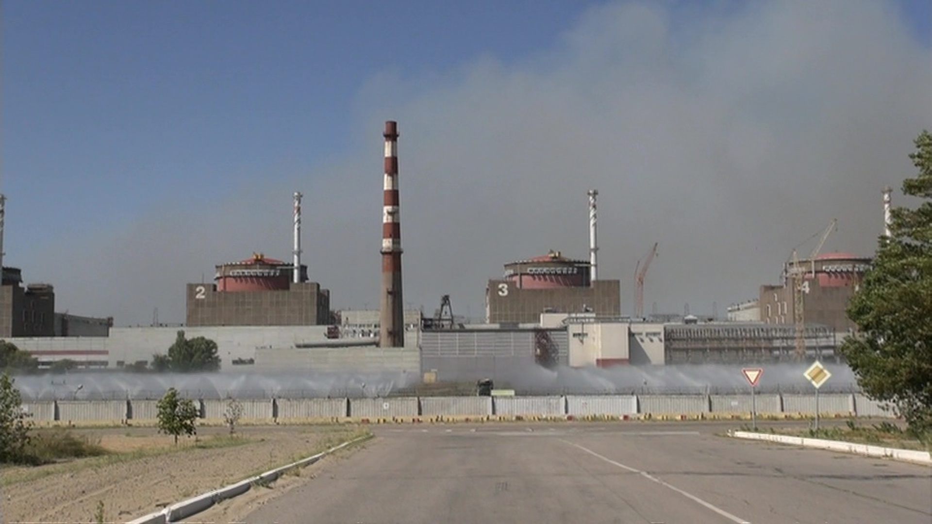 Где запорожская аэс находится в каком городе. Энергодар АЭС. Энергодарзапоржская АЭС. Запорожская атомная станция. Атомная станция на Запорожской АЭС.