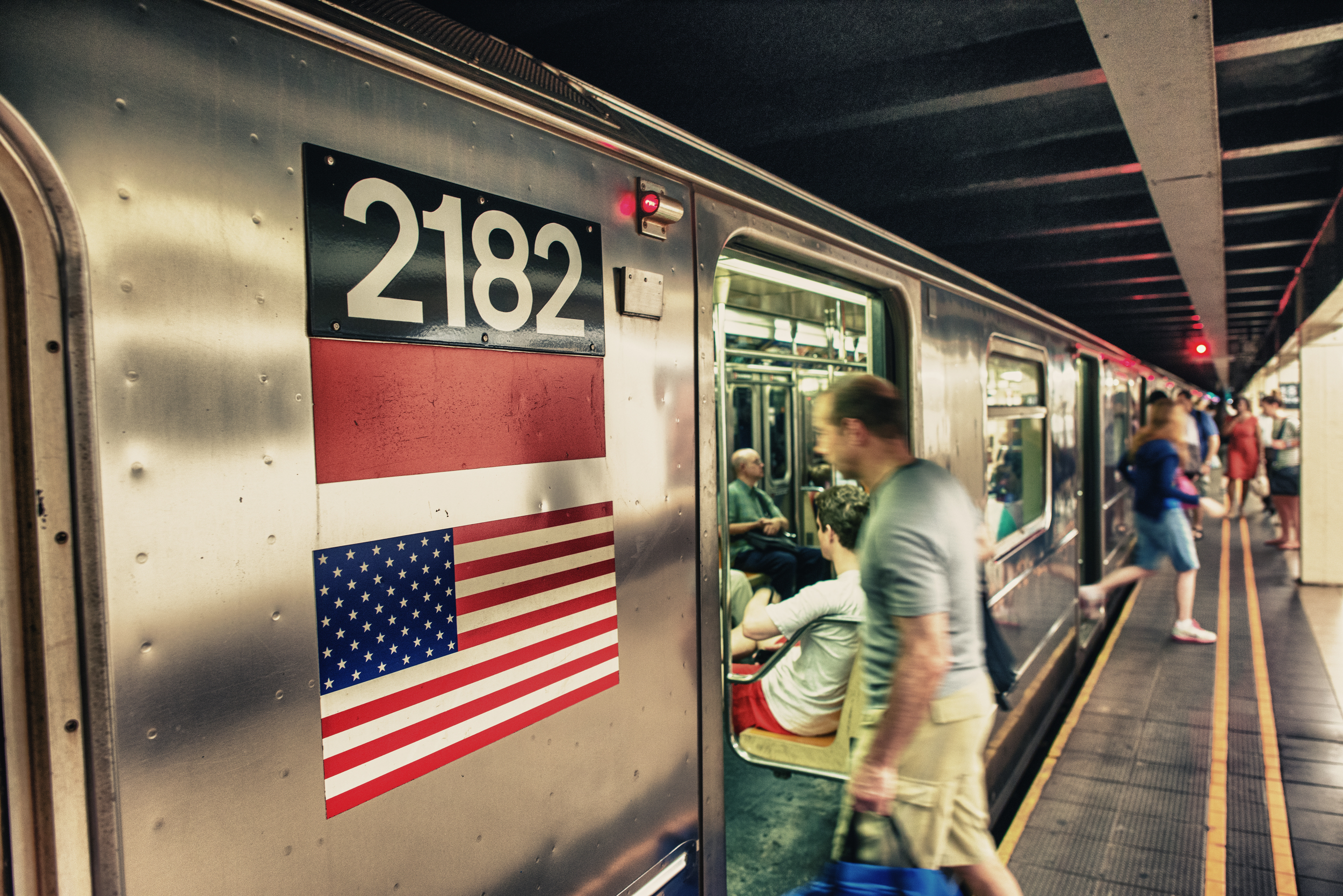 Метро в сша. Нью-йоркский метрополитен. Subway в Нью-Йорке. Поезд метро Нью-Йорка. Метро Нью Йорк сабвей.