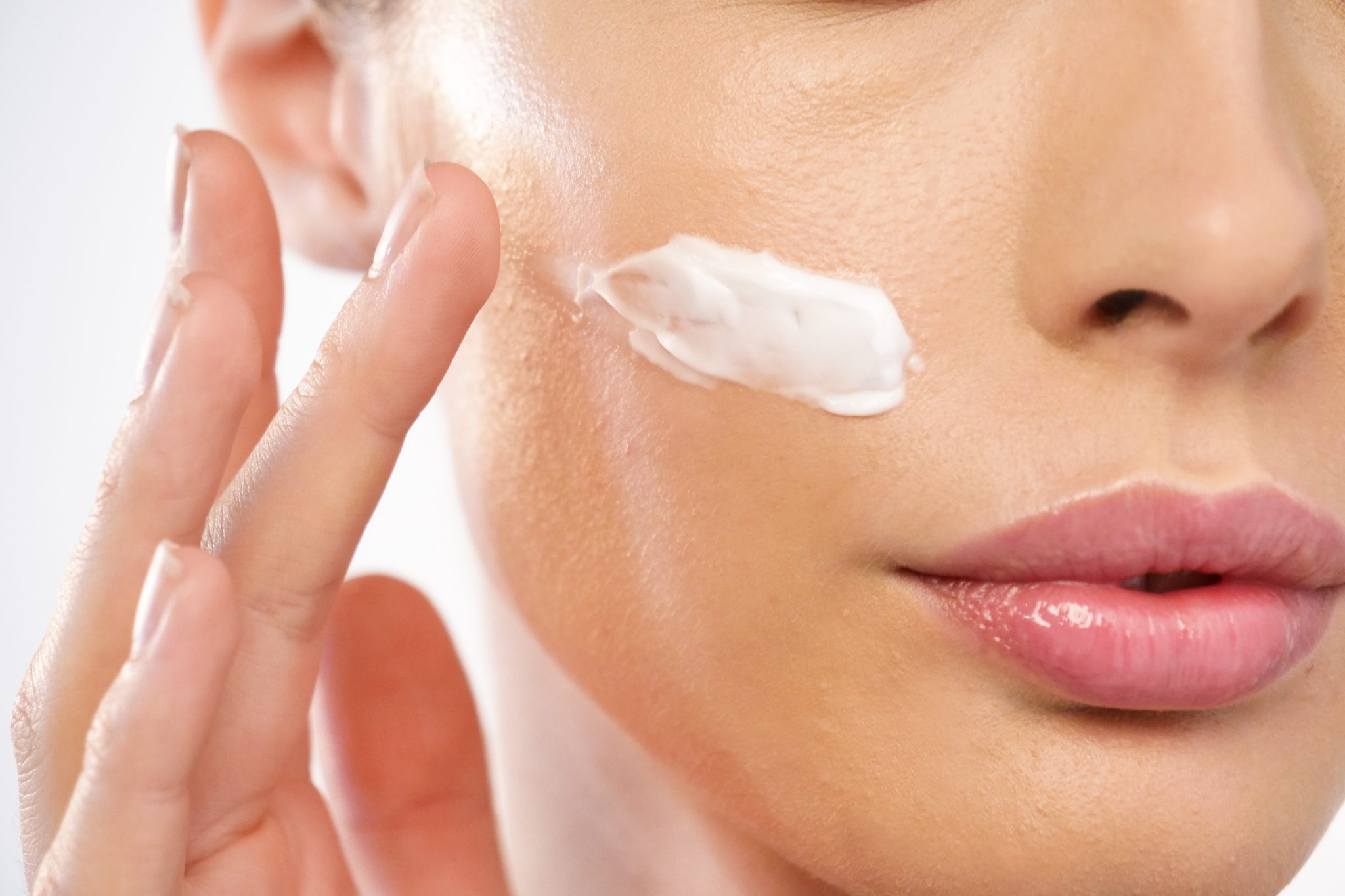 Нанесение крема на кожу лица