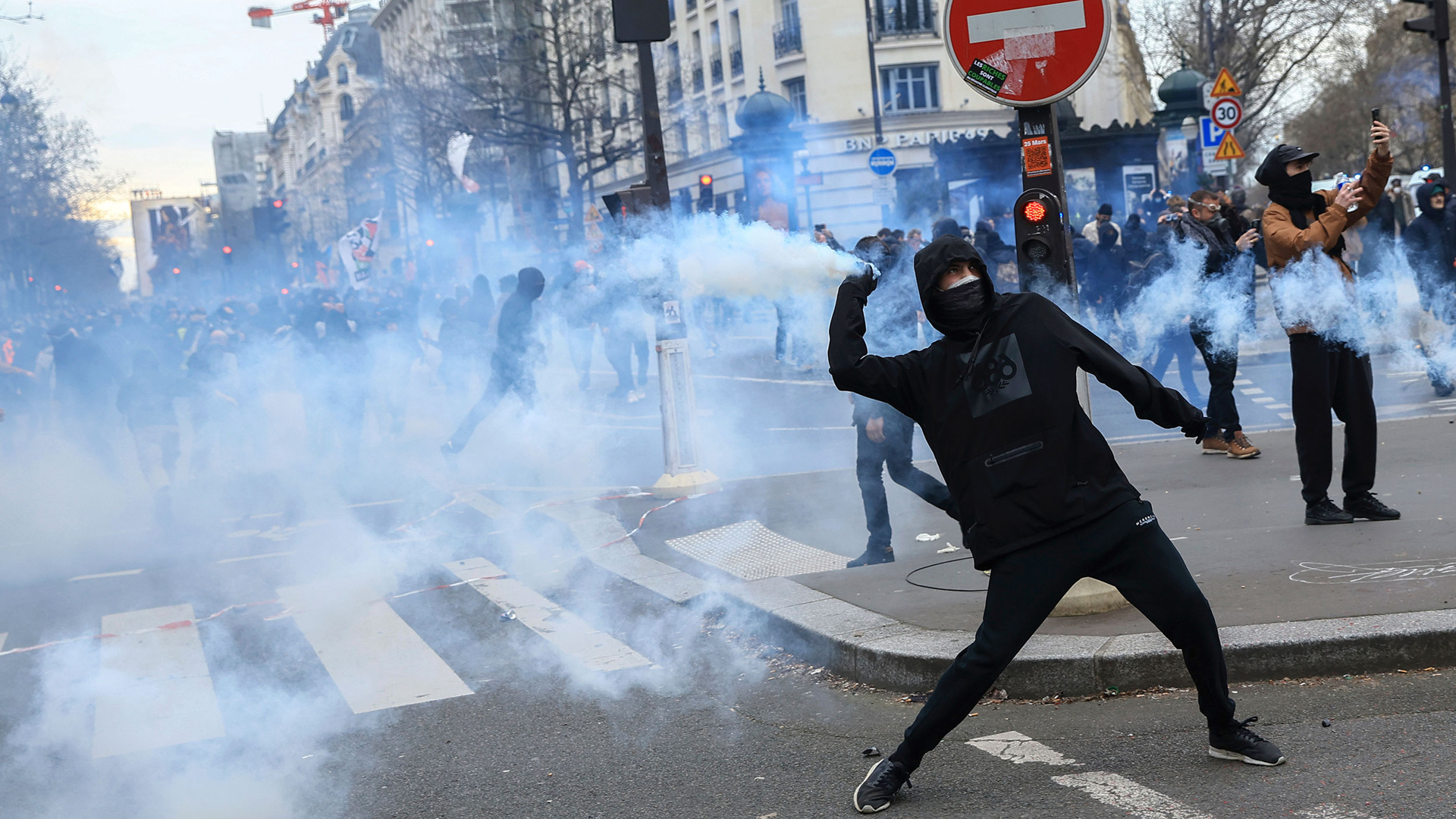 Paris news. Протесты во Франции 2023. Общественные беспорядки. Массовые беспорядки во Франции. Протесты во Франции.